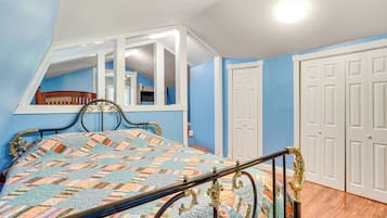 2 bedrooms, desk, travel cot, Internet