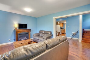 TV, fireplace