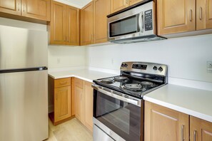 Refrigerador, microondas, parrilla de estufa y cafetera y tetera 