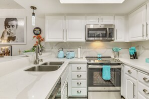 Fridge, microwave, stovetop, dishwasher