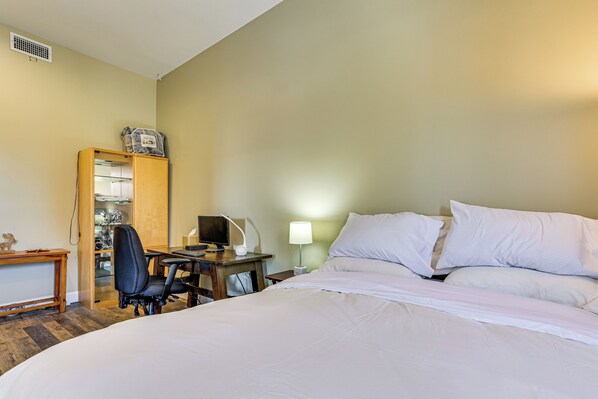 1 bedroom, desk, iron/ironing board, Internet