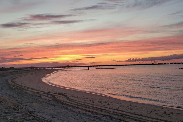 A beach at sunset with a pier in the distance. - Pets Welcome: Beachfront Family Retreat in Norfolk (Norfolk)