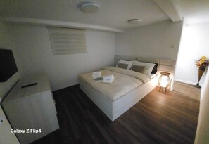 2 makuuhuonetta, silitysrauta/-lauta, Wi-Fi, vuodevaatteet