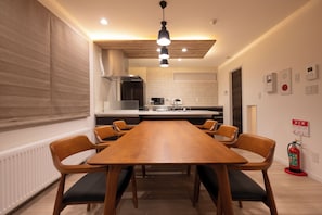 Deluxe Villa, Mountain View | In-room dining