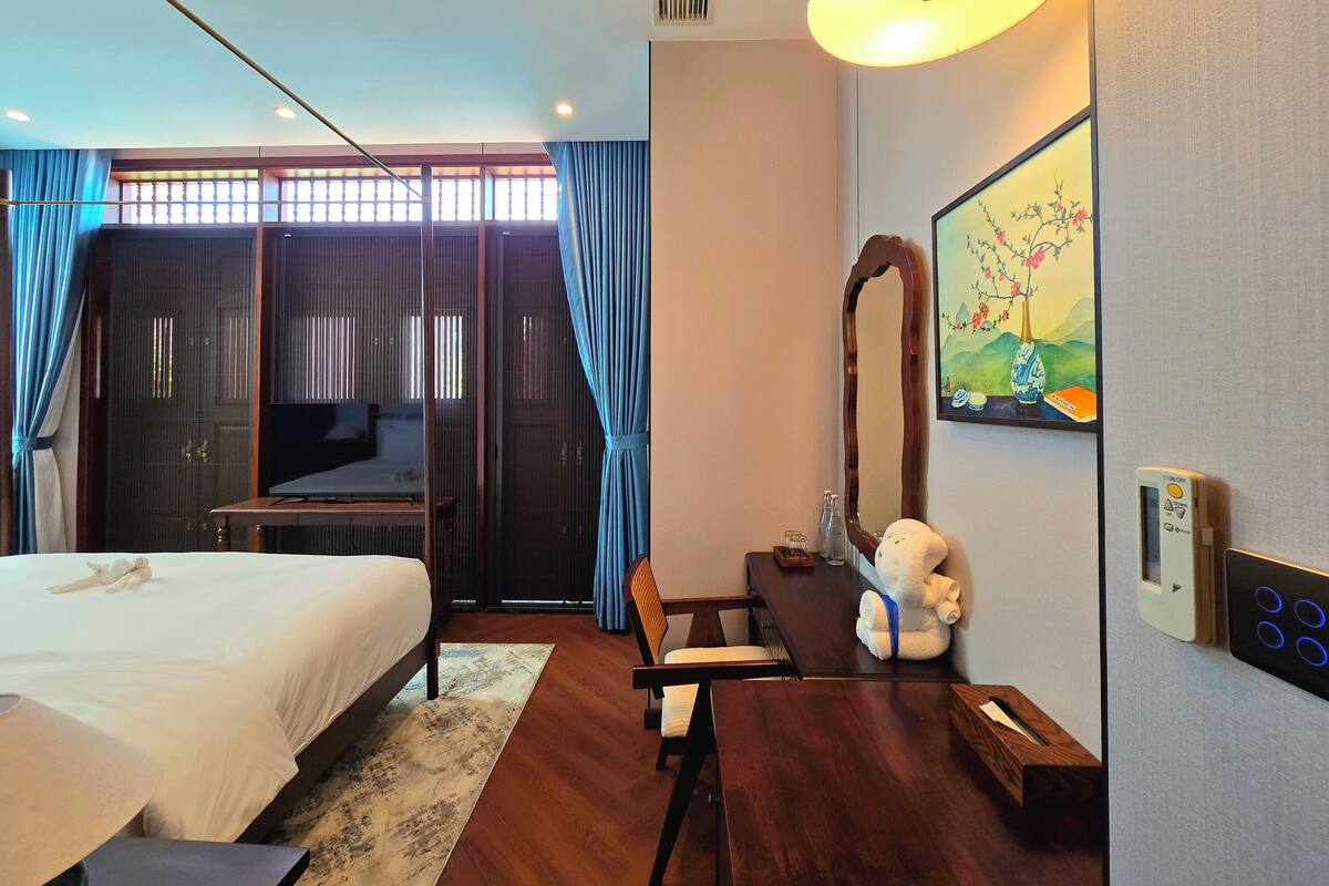 Deluxe Double Room, 1 Queen Bed | Desk, blackout drapes, iron/ironing board, free WiFi