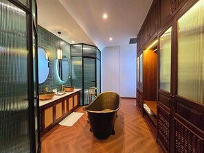 ห้องดีลักซ์ดับเบิล, เตียงควีนไซส์ 1 เตียง | ห้องน้ำ | ของใช้ในห้องน้ำฟรี, ไดร์เป่าผม, รองเท้าสวมภายในห้อง, ผ้าเช็ดตัว