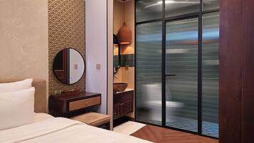 Escritorio, cortinas blackout y tabla de planchar con plancha