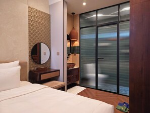 Bàn, màn/rèm cản sáng, bàn ủi/dụng cụ ủi quần áo 
