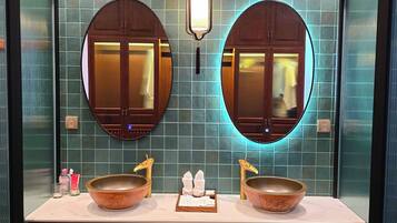 Deluxe Double Room, 1 Queen Bed | Bathroom | Free toiletries, hair dryer, slippers, towels