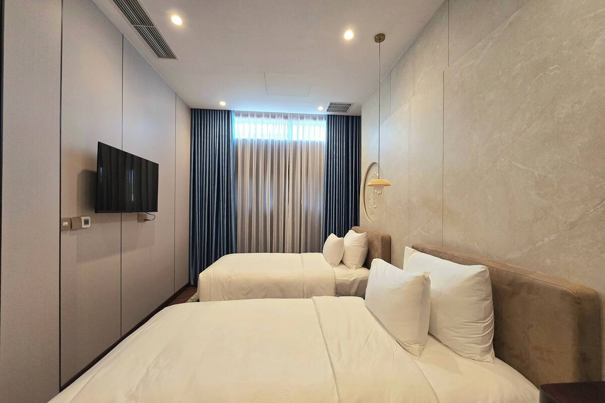 Escritorio, cortinas opacas, tabla de planchar con plancha y wifi gratis