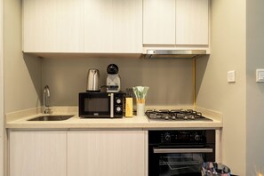 ثلاجة، ميكروويف، فرن، موقد طهي مسطح