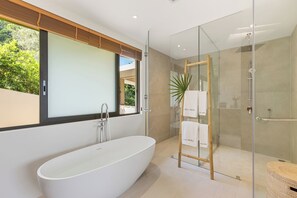 Villa, vista al mar | Baño | Secadora de cabello, toallas, papel de baño 