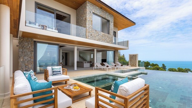 A modern house with a large pool, outdoor seating, and a view of the ocean. - Villa Aroka 4 Bed Sea View KBR41 (Koh Samui)