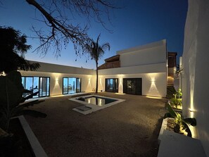 Deluxe Villa | Living area | TV - u paradisu villas (Jambiani)