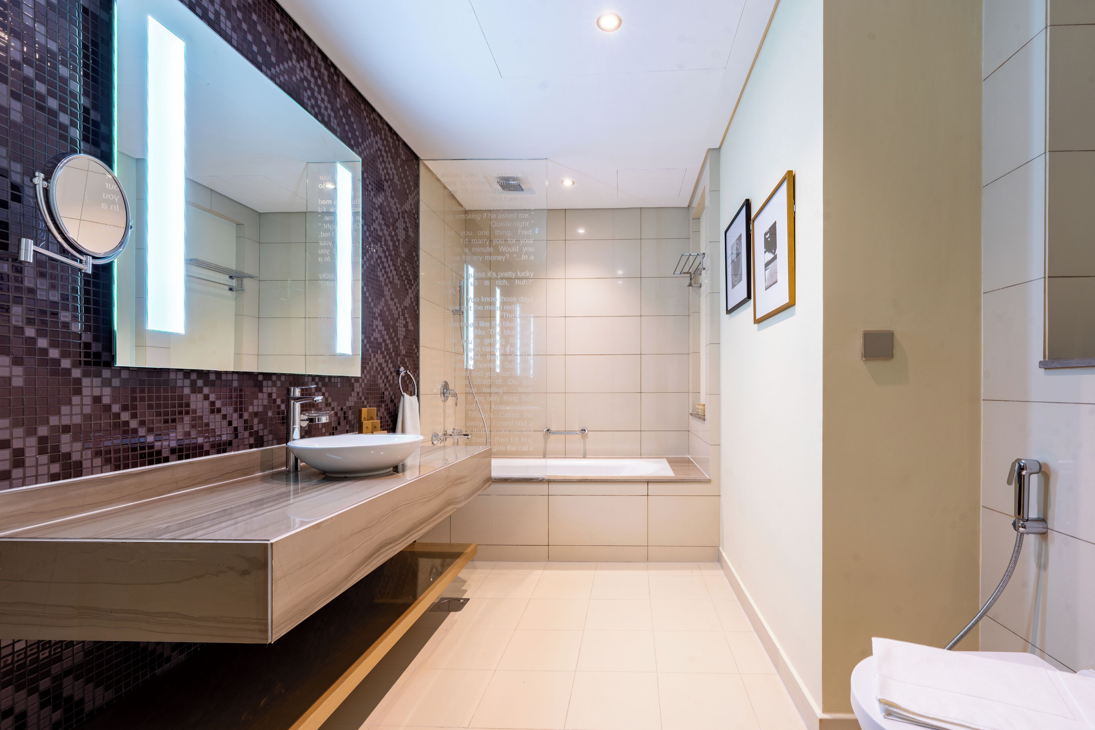 Ein modernes Badezimmer mit einem gro ßen Spiegel, einem Waschbecken und einer Badewanne.