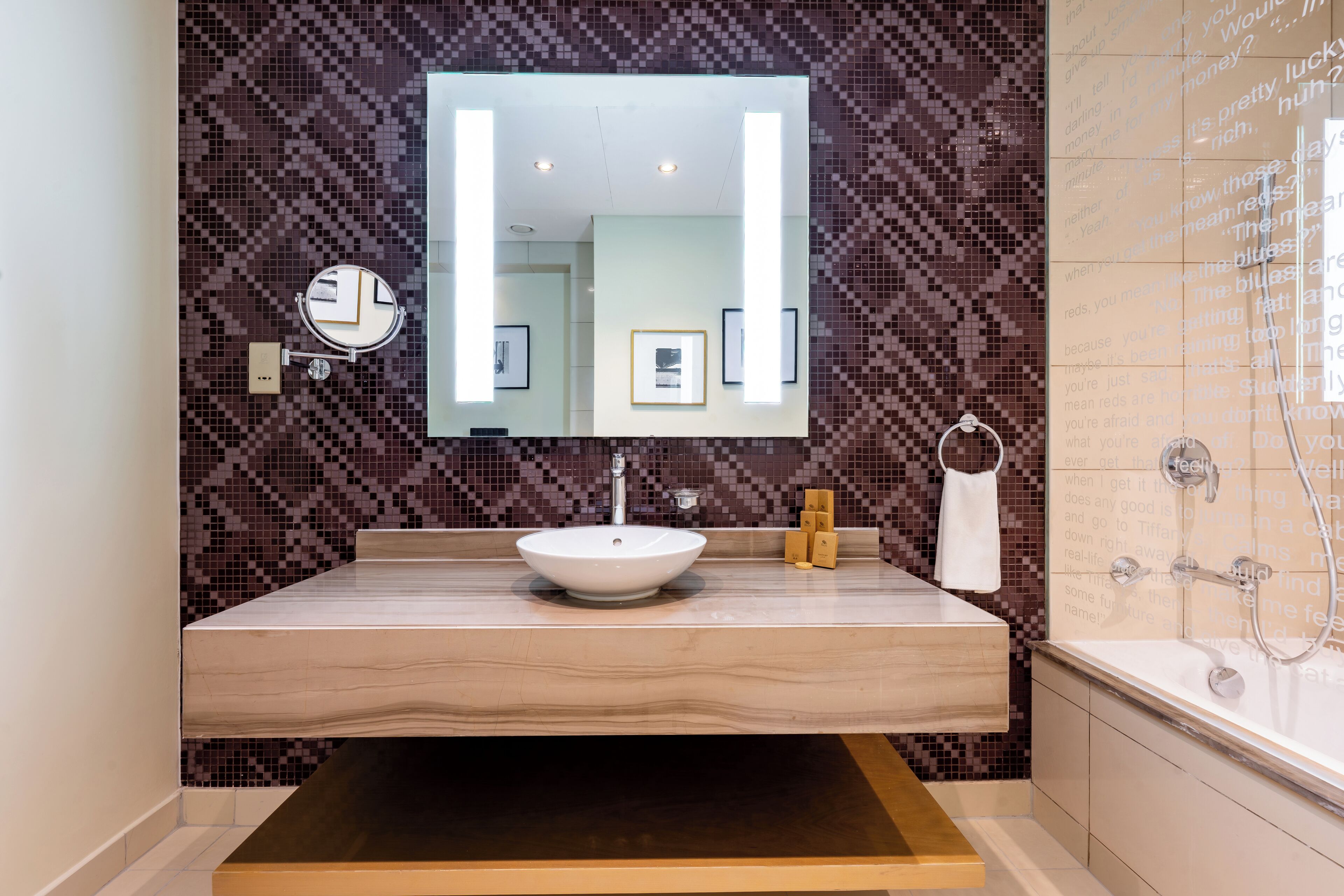 Un baño moderno con un espejo grande, un lavabo y una zona de ducha.