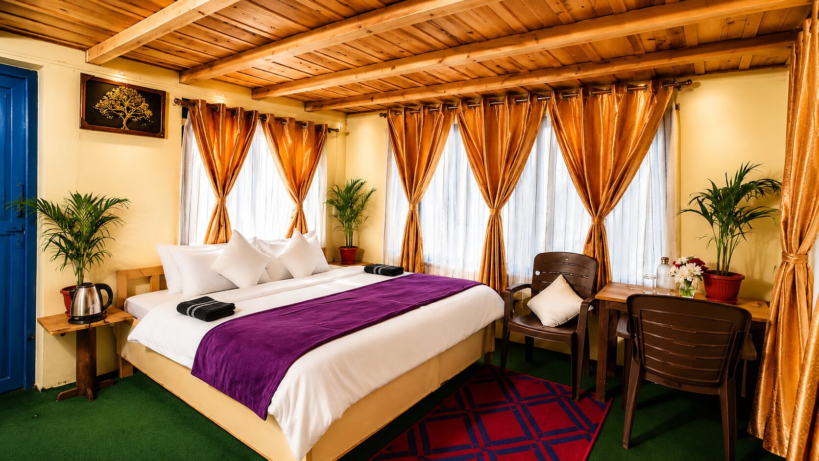 Een kamer met een bed, een stoel, een tafel en een kamerplant.