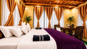 Una habitación de hotel con una cama, un escritorio y una silla.
