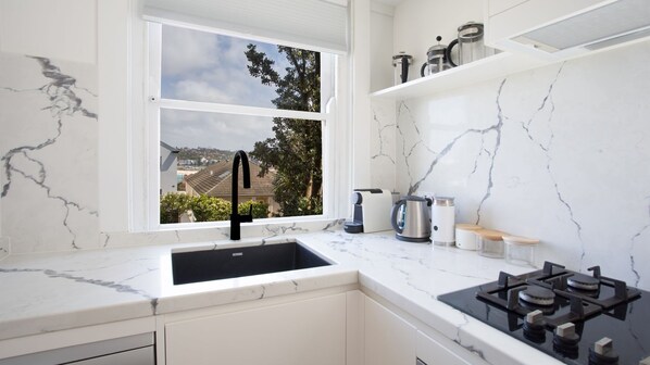 Refrigerador, microondas, horno, placa de cocina