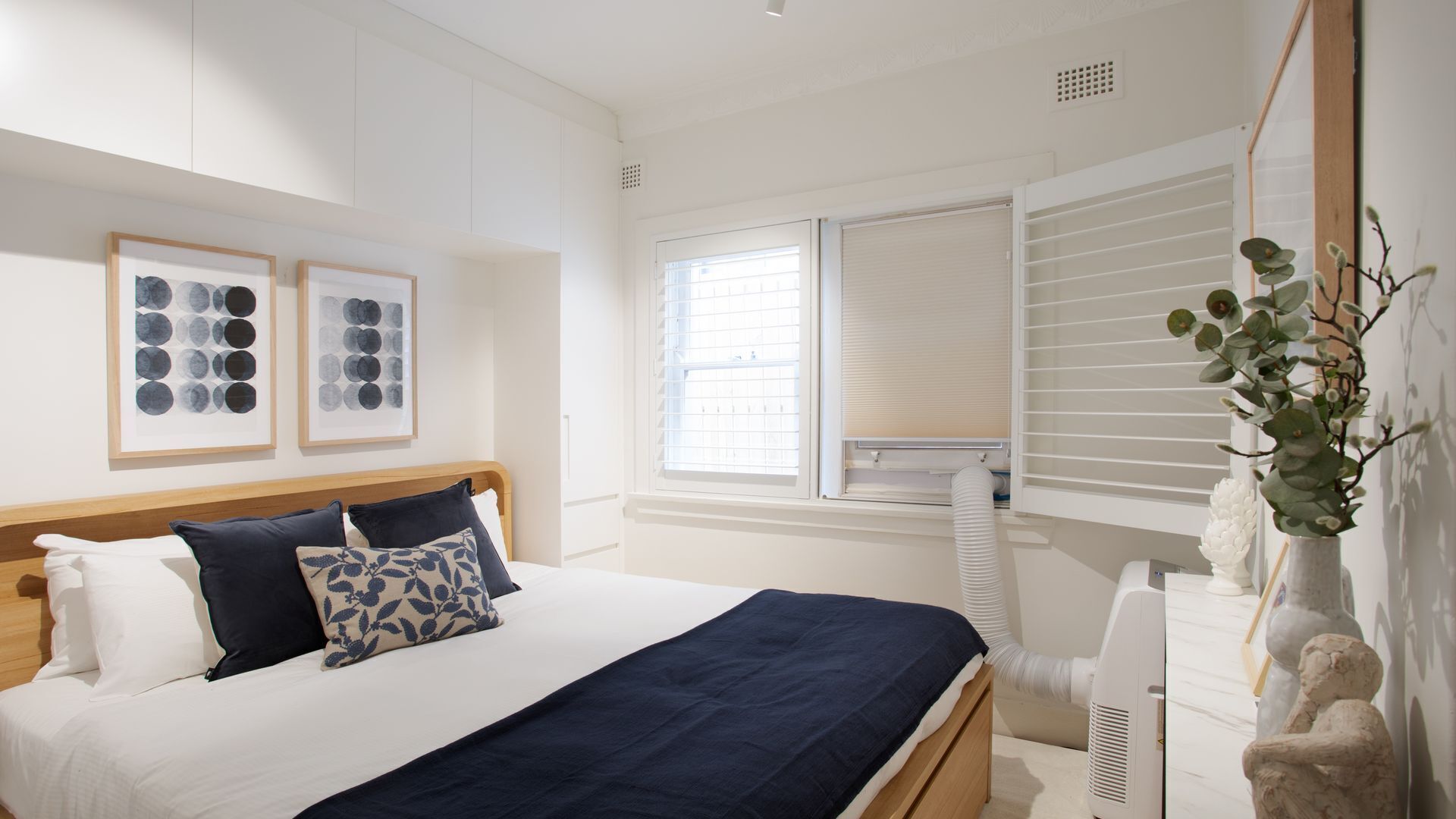 Escritorio, tabla de planchar con plancha, wifi gratis y ropa de cama 