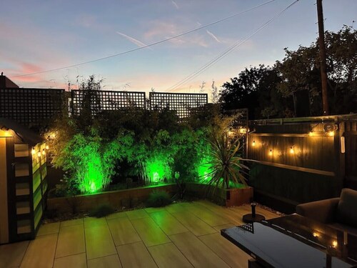 Seaside luxury escape - 2 mins to beach, shops, restaurants.