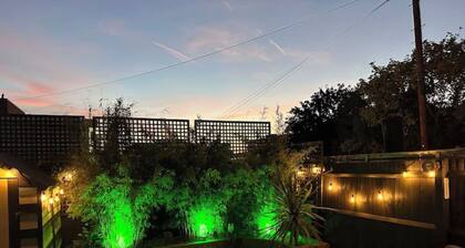 Seaside luxury escape - 2 mins to beach, shops, restaurants.