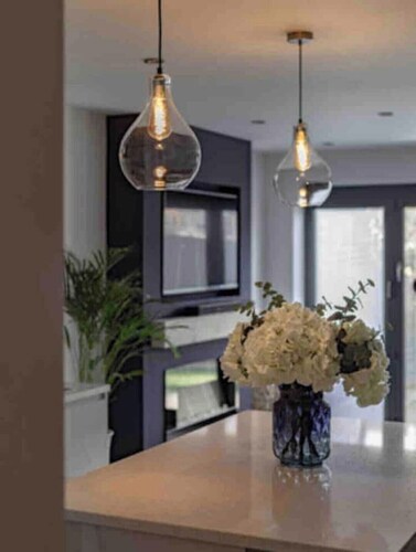 Seaside luxury escape - 2 mins to beach, shops, restaurants.