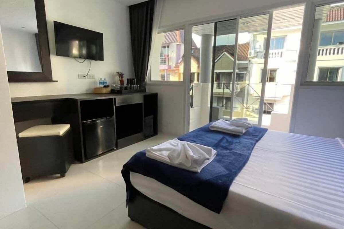 Minibar, escritorio, wifi gratis y ropa de cama