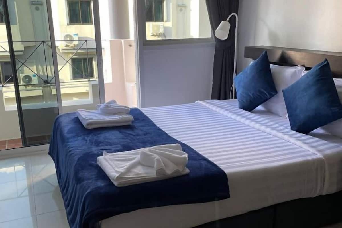 Minibar, desk, free WiFi, bed sheets