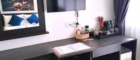 Minibar, Schreibtisch, kostenloses WLAN, Bettwäsche