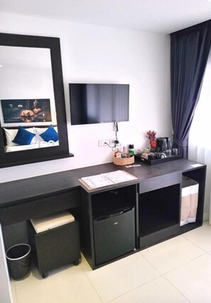 Minibar, bureau, Wi-Fi gratuit, draps fournis