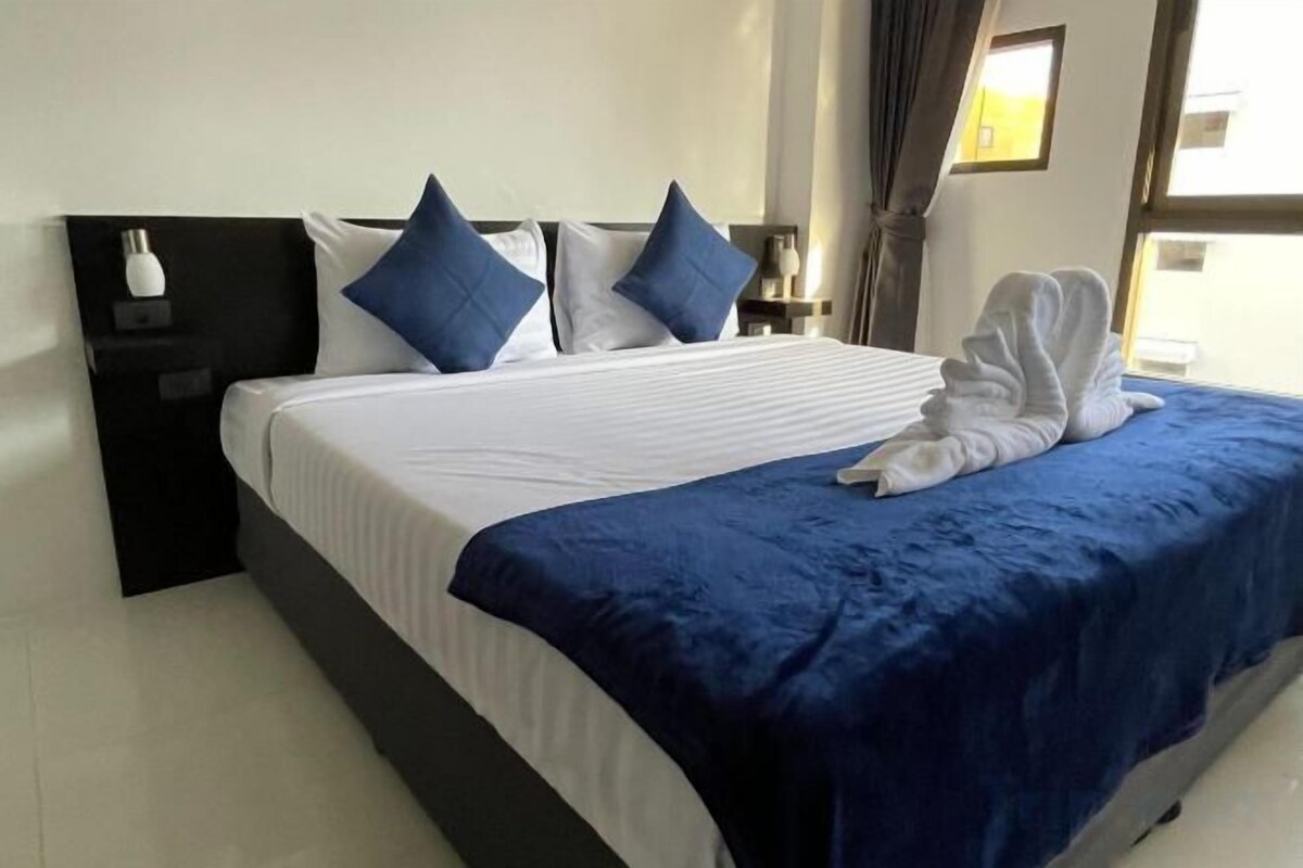 Minibar, escritorio, wifi gratis y ropa de cama