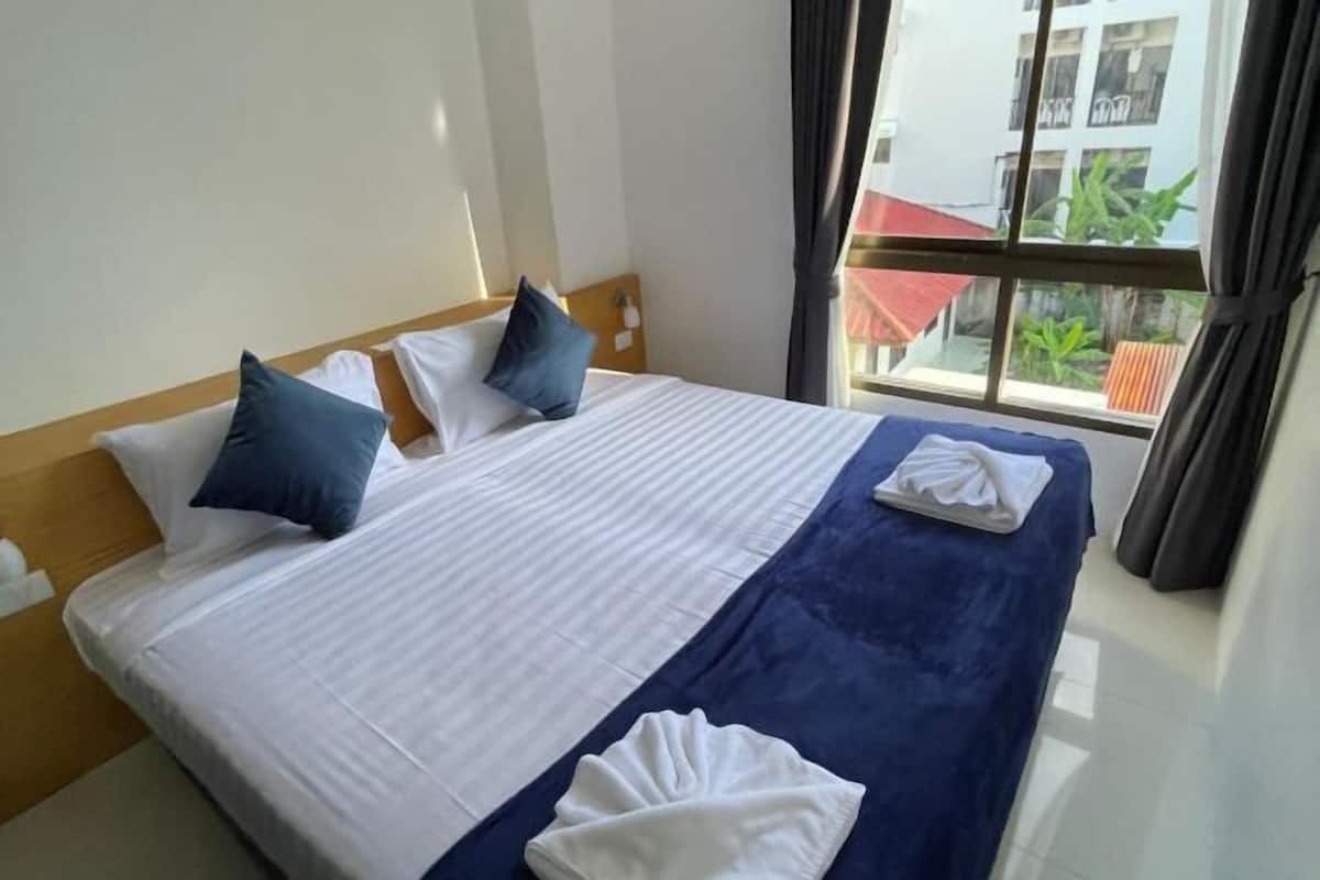 Minibar, desk, free WiFi, bed sheets