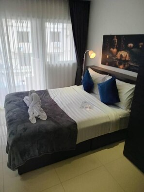 Deluxe with balcony | Minibaari, työpöytä, ilmainen Wi-Fi, vuodevaatteet