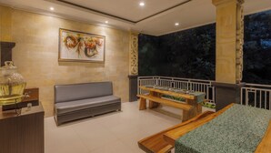 Une pièce moderne comprenant un canapé, un banc en bois, une table à manger et une grande œuvre d’art encadrée accrochée au mur.