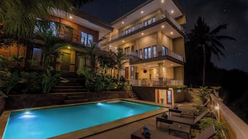 Kolam renang outdoor, dengan kursi berjemur