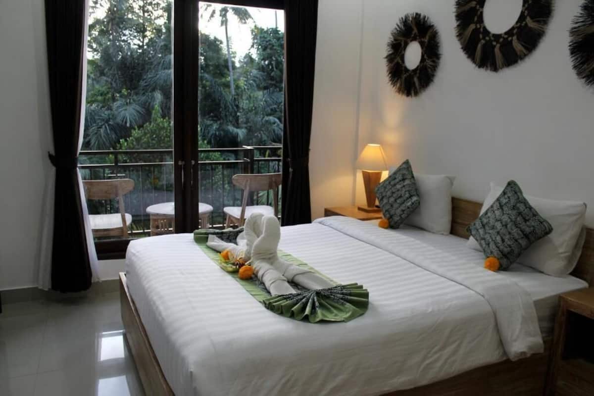 Superior Double Room, Pool View | Soundproofing, iron/ironing board, free WiFi