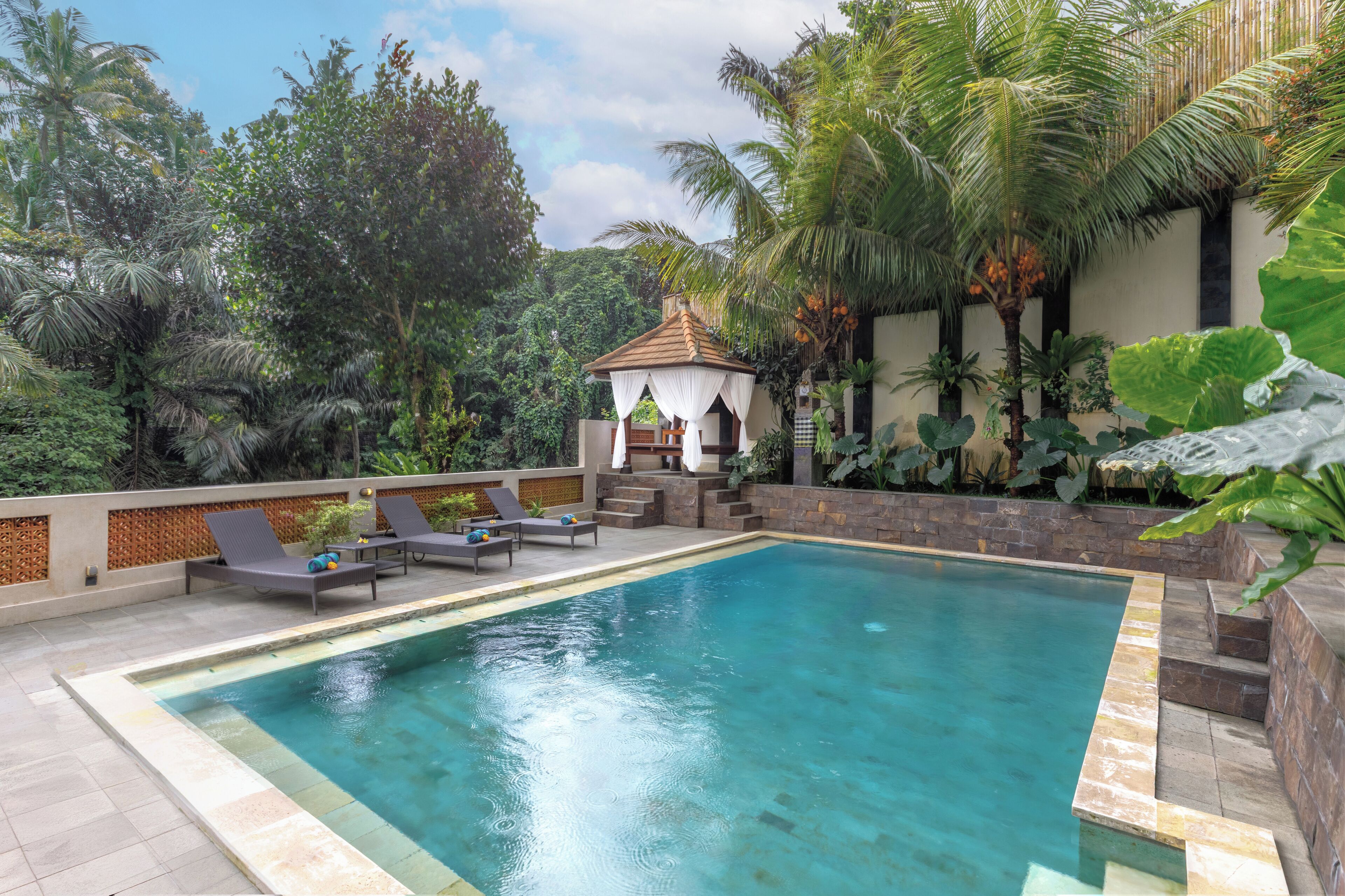 Piscina externa, espreguiçadeiras