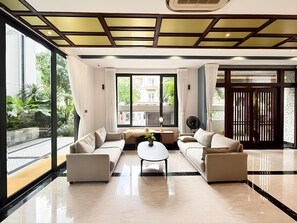 Villa, 5 Bedrooms, Balcony, City View | Living room