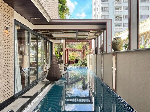 10 outdoor pools