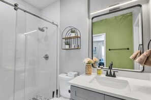 Een douche, een haardroger, handdoeken