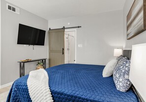Iron/ironing board, WiFi, bed sheets - Azalea: Studio Apt, 4 minute walk to A&M (College Station)