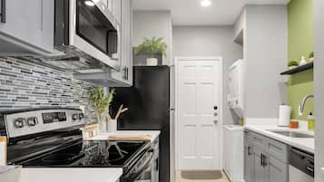 Refrigerador, microondas, horno y parrilla de estufa