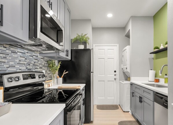 Fridge, microwave, oven, stovetop - Azalea: Studio Apt, 4 minute walk to A&M (College Station)