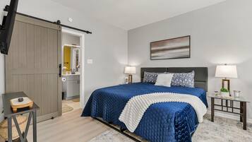 Tabla de planchar con plancha, wifi y ropa de cama