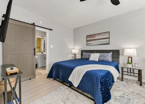 Een strijkplank/strijkijzer, wifi, beddengoed