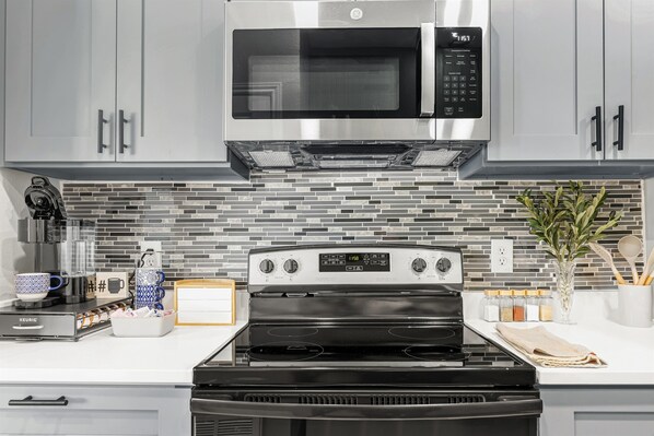 Refrigerador, microondas, horno y parrilla de estufa 