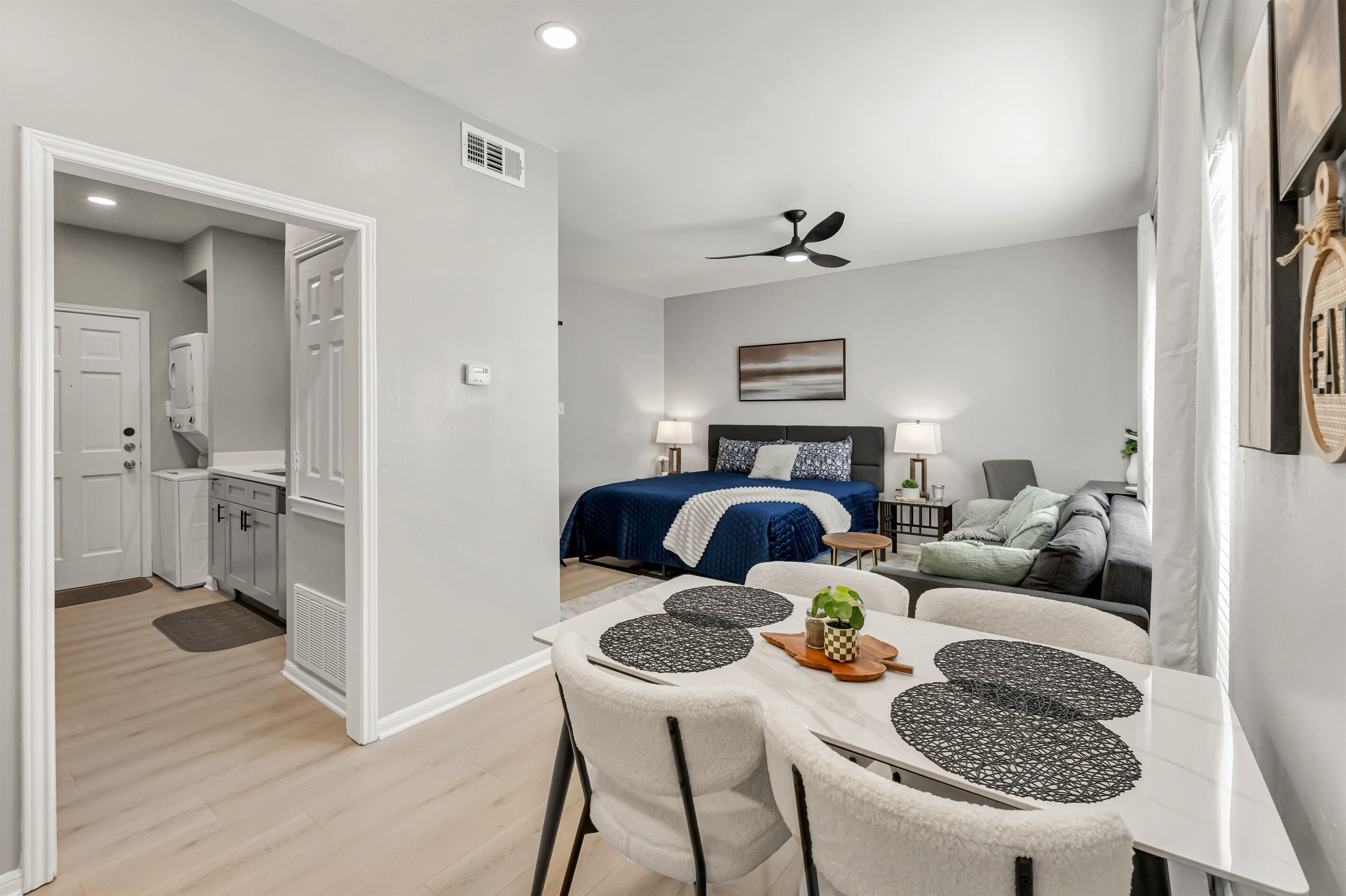 Tabla de planchar con plancha, wifi y ropa de cama 