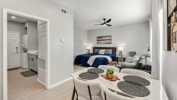 Tabla de planchar con plancha, wifi y ropa de cama