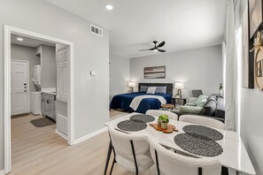 Tabla de planchar con plancha, wifi y ropa de cama 